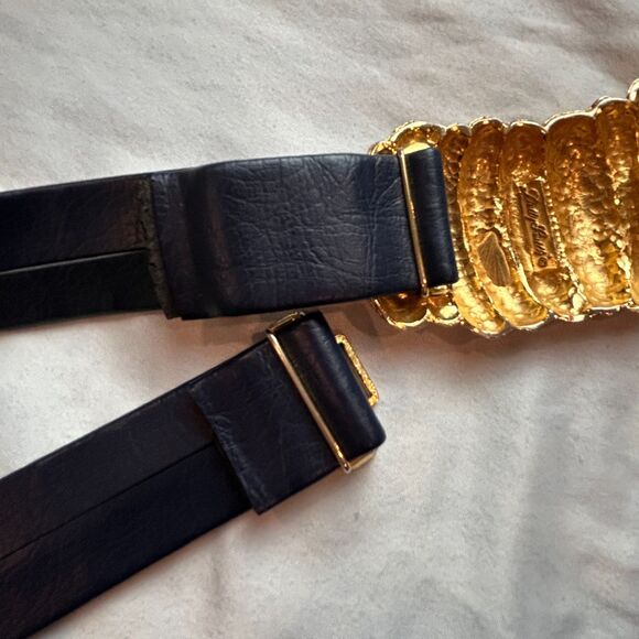 Vintage Dotty Smith Gold Tone Large Buckle Feathered Etched Blue Leather Belt main image 6
